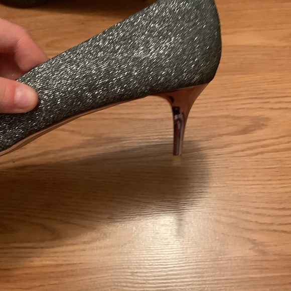 Le château size 8.5 sparkly silver high heels - Picture 3 of 3